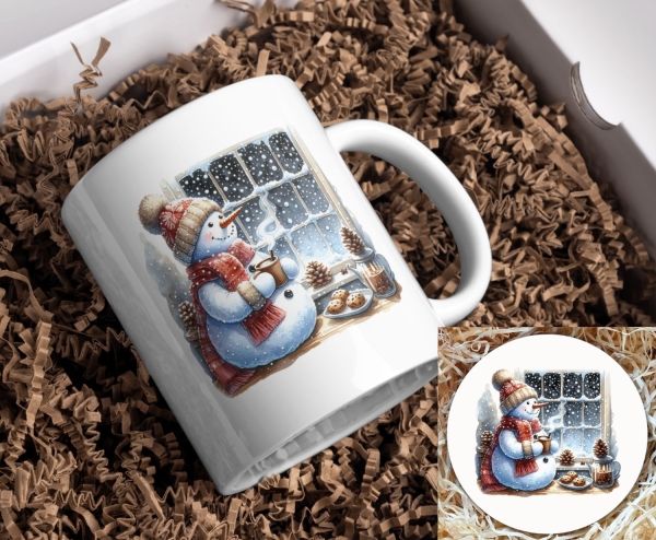 Weihnachtstasse mit Schneemann-Motiv: Ein lächelnder Schneemann, eingehüllt in roten Schal und Mütze, steht vor einem Fenster, durch das ein verschneiter Winterabend zu sehen ist. Er hält eine dampfende Tasse, neben ihm sind Tannenzapfen und ein Tablett m
